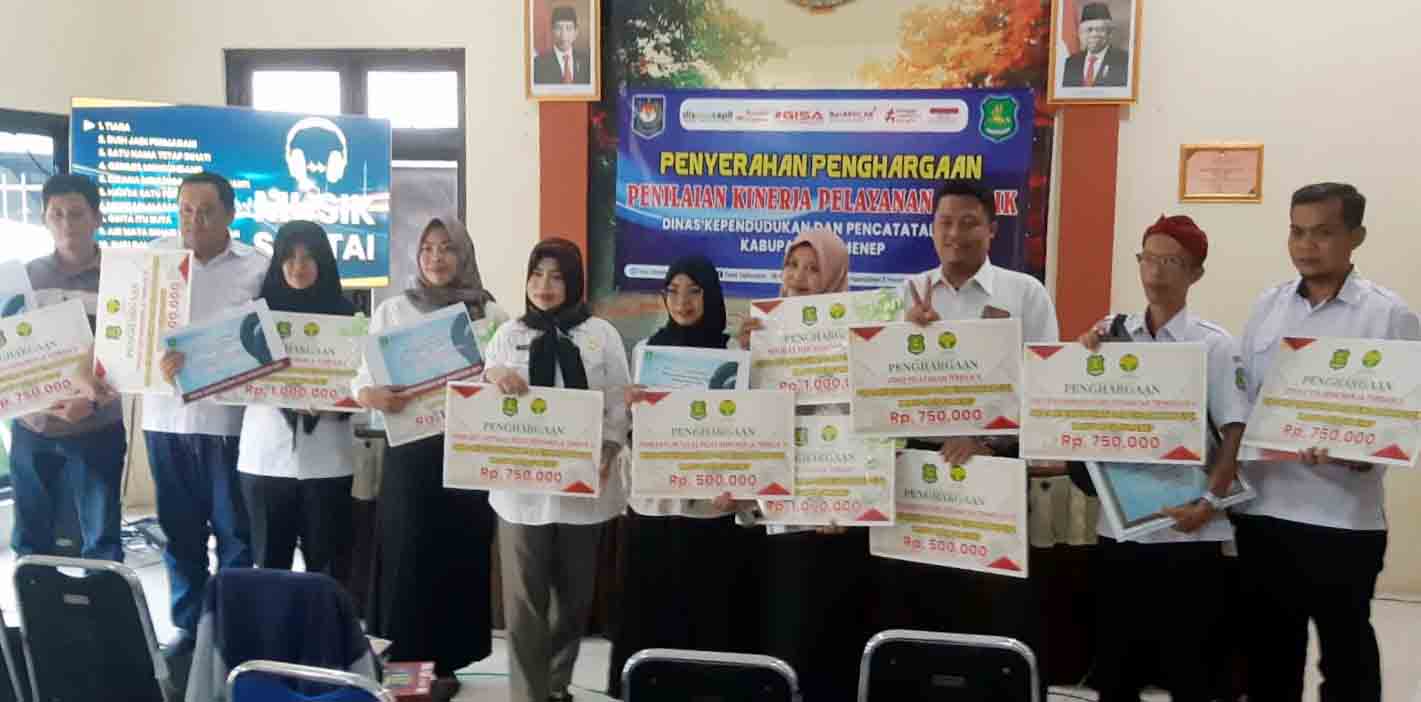 DISDUKCAPIL SUMENEP MEMBERIKAN PIAGAM DAN TABUNGAN SEBAGAI BENTUK APRESIASI KINERJA PEGAWAINYA